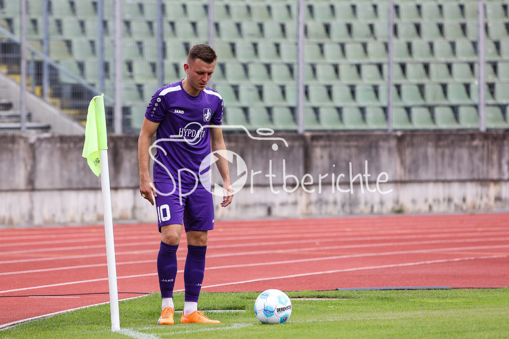 FC Augsburg - TSV Schwaben Augsburg | beim Eckball Lukas RAMSER (TSV #10) / Freisteller / Einzelfoto