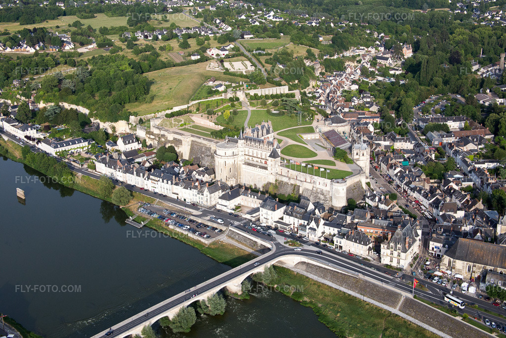 Aerial view: View of the town in Nazelles-Négron in the state Indre et Loire, France. – Photo: IMG_082349.jpg taken on 06/20/2015 by Werner Riehm/FLY-FOTO.com – Resolution of the original: 5472 x 3648 px