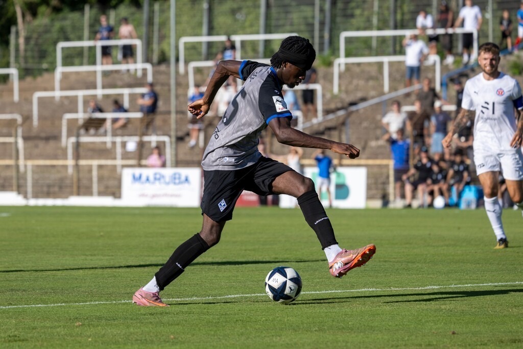 VfR Mannheim gegen Waldhof Mannheim (Testspiel im Rhein-Neckar-Stadion Mannheim) | VfR Mannheim gegen Waldhof Mannheim (Testspiel im Rhein-Neckar-Stadion Mannheim)***Am Ball: Jid Okeke (25, Waldhof) - Realisiert mit Pictrs.com