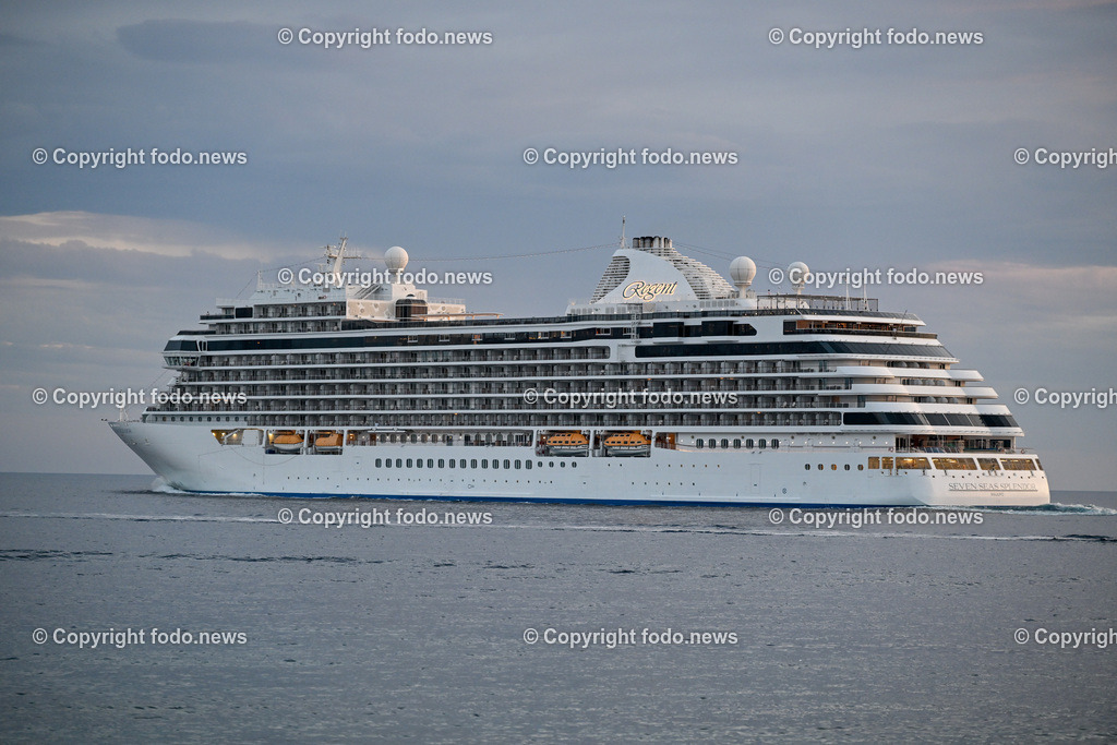 Kroatien_ Brac_ Insel in Dalmatien_ Milna_ 14.07.2025-6 | 14.07.2025, Kroatien, HRV, Brac, Insel in Dalmatien, Milna im Bild Themenbild, Kreuzfahrtschiff, Regent, Tourismus, Touristen, Meer, Adria, Stimmung, Feature, Symbolbild