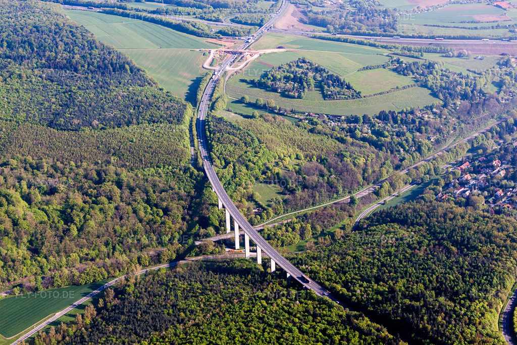 Luftbild: Streckenführung und Fahrspuren im Verlauf der Bundesstraßen- Brücke der B19 im Ortsteil Steinbachtal in Würzburg im Bundesland Bayern in Deutschland. Foto: IMG_57052.jpg vom 08.05.2013 durch Werner Riehm/FLY-FOTO.de