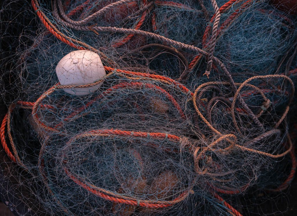 zeitenwende-farbe-01-16 | Letztes Abendlicht setzt Boote, Brücken und die Netze der Fischer auf dem Holm in Schleswig an der Schlei in Szene. - Realisiert mit Pictrs.com