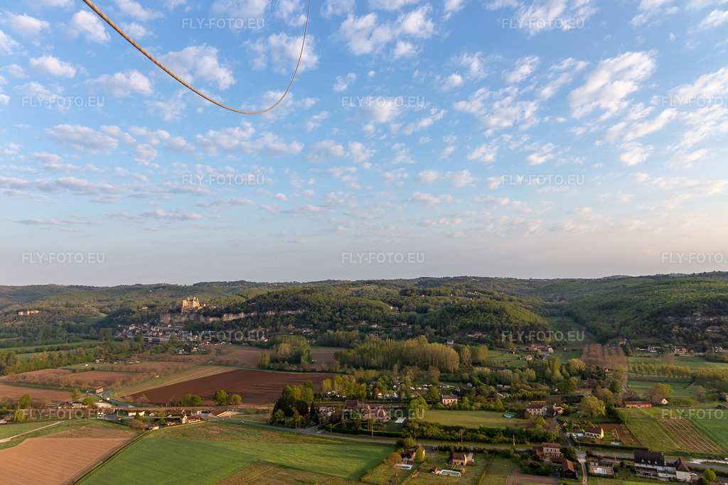 Vue aérienne: Vue de la ville à Vézac dans le département Dordogne, France. Photo: IMG_113687.jpg prise le 20/04/2019 par Werner Riehm/FLY-FOTO.eu – Résolution de l'original: 5472 x 3648 px