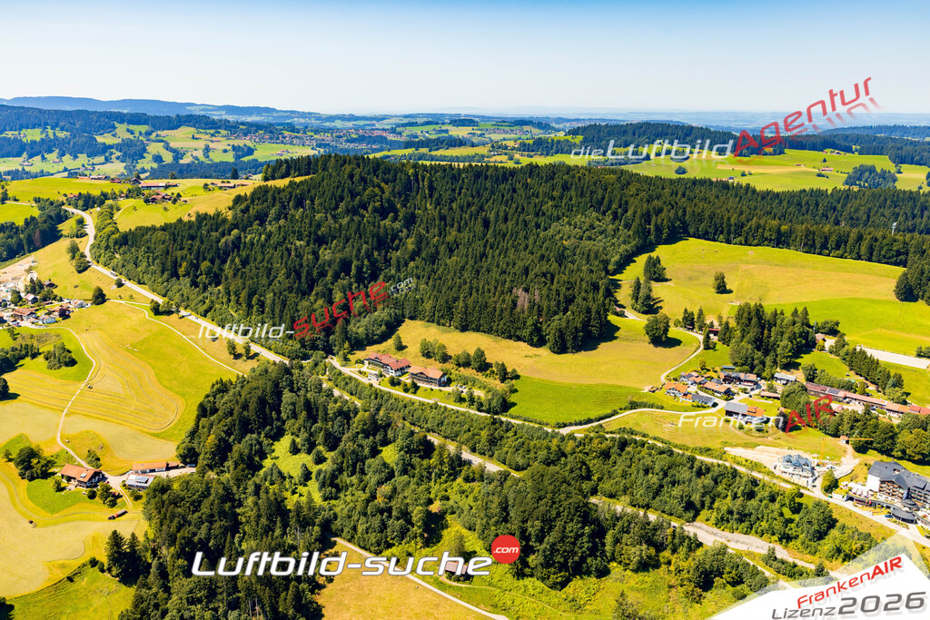 Schöne Luftaufnahme Stiesberg Oberstaufen - Die Luftaufnahme wurde 2025 vom Flugzeug heraus erstellt ( keine Drohne ) - Hochauflösende Luftaufnahme - für professionelle Ausdrucke geeignet. Die Geschenkidee !Mit Lizenz und Bildrechte bestellbar