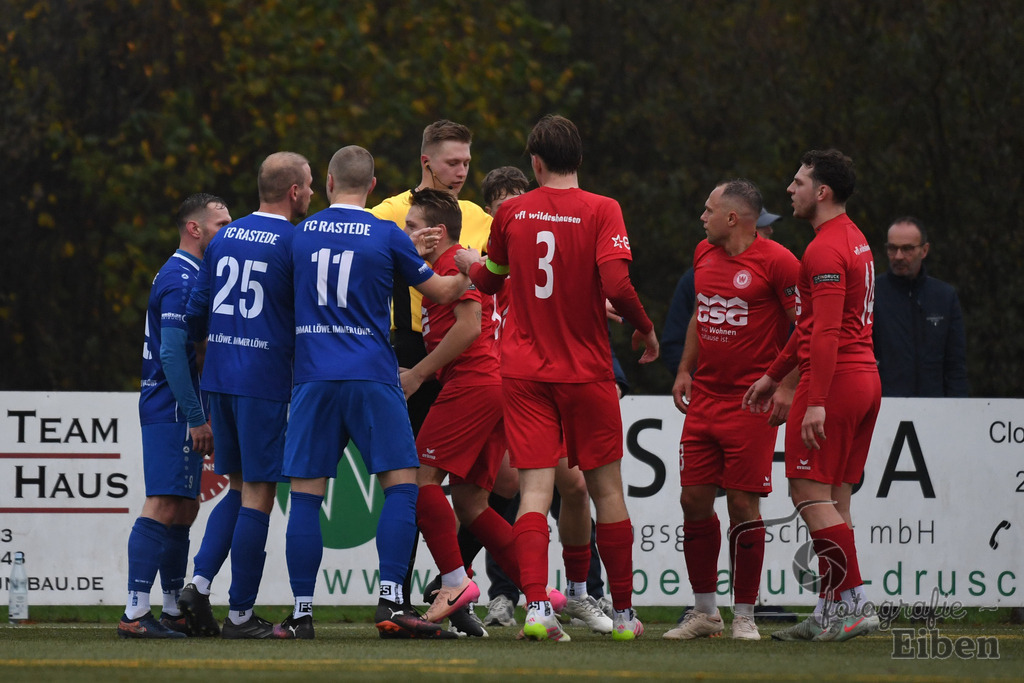 FC Rastede-VfL Wildeshausen | Herren Bezirksliga 2; FC Rastede (blau)-VfL Wildeshausen (rot) am 09.11.2025 in Rastede (Sportanlage Köttersweg), Photo: Philip Eiben 2025 - Realisiert mit Pictrs.com