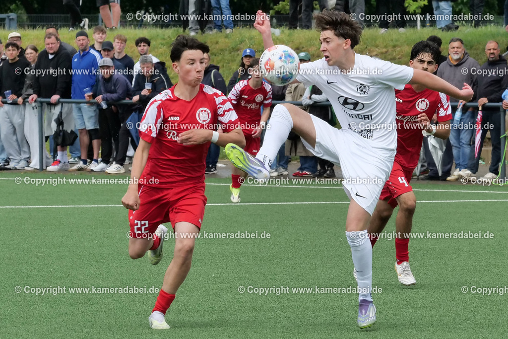 Fußball : C-Junioren : Aufstieg Regionalliga West : SUS 09 Dinslaken - Vfb 03 Hilden am 04.06.2026 in Dinslaken | Fußball : C-Junioren : Aufstieg Regionalliga West : SUS 09 Dinslaken (rotr Trikots)- Vfb 03 Hilden (weiße Trikots) am 04.06.2026 in Dinslaken - Realisiert mit Pictrs.com