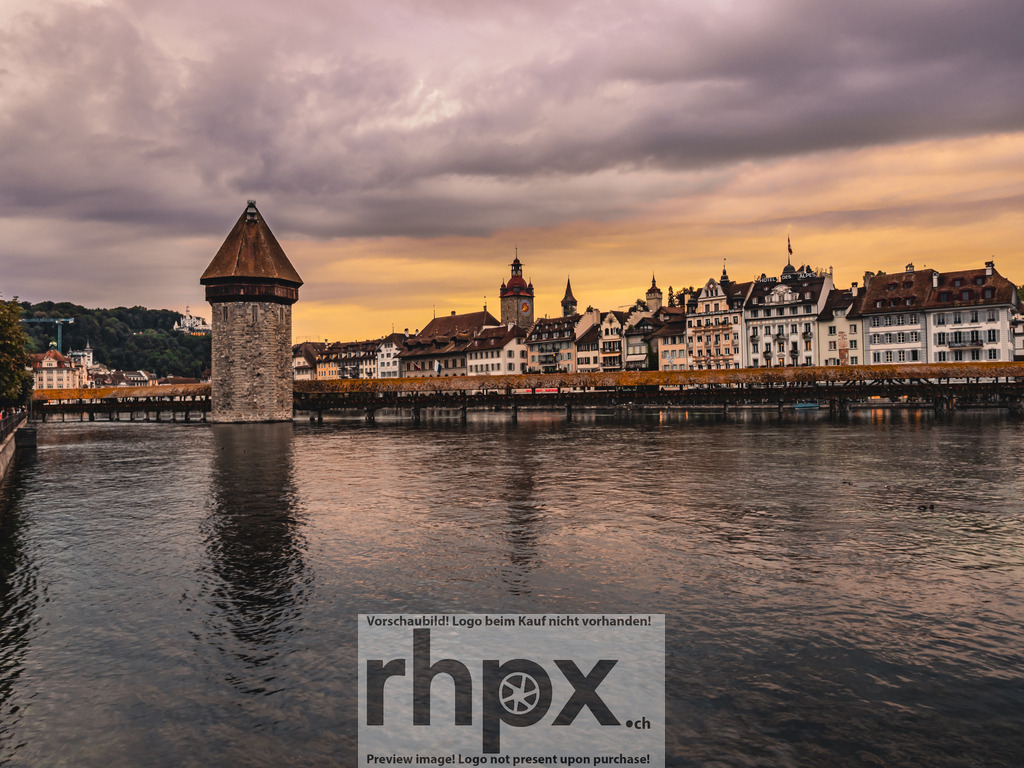 Kapellbrücke im Abendlicht | Wahrzeichen. Abendlicht. Geschichte.
Die historische Kapellbrücke in Luzern präsentiert sich in sanftes, warmes Abendlicht getaucht. Ruhig spiegelt sich der markante Wasserturm in der Reuss und strahlt zusammen mit der Altstadt eine zeitlose Eleganz aus.
Wähle unter "Produktauswahl" dein Wunschformat: Vom klassischen Wandbild über Puzzle &amp; Tassen bis zum digitalen Download (z.B. als Handy-Hintergrund).

 - Realisiert mit Pictrs.com