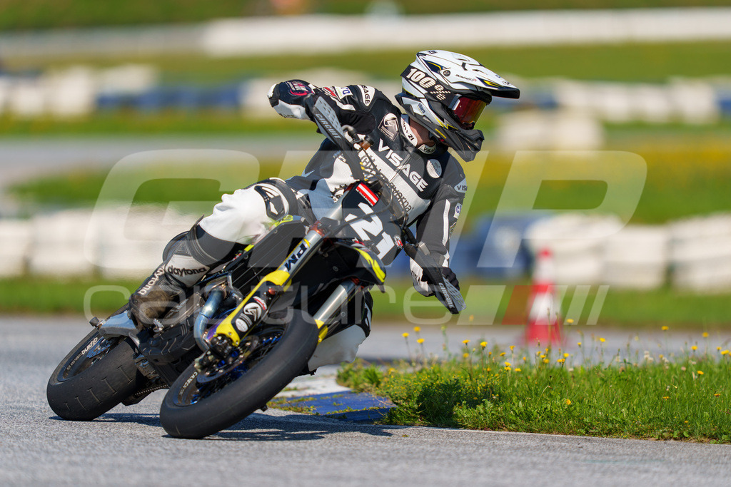 SuperMoto_Staatsmeisterschaft_Greinbach_266 | GRIPcapture steht für authentische Sportfotografie in Österreich – für Momente, die mehr sind als Geschwindigkeit oder Ergebnis. Es geht um Emotion, Spannung, Fokus und den Augenblick, der oft nur einen Wimpernschlag dauert.Ob Motorsport, Teamsport oder 