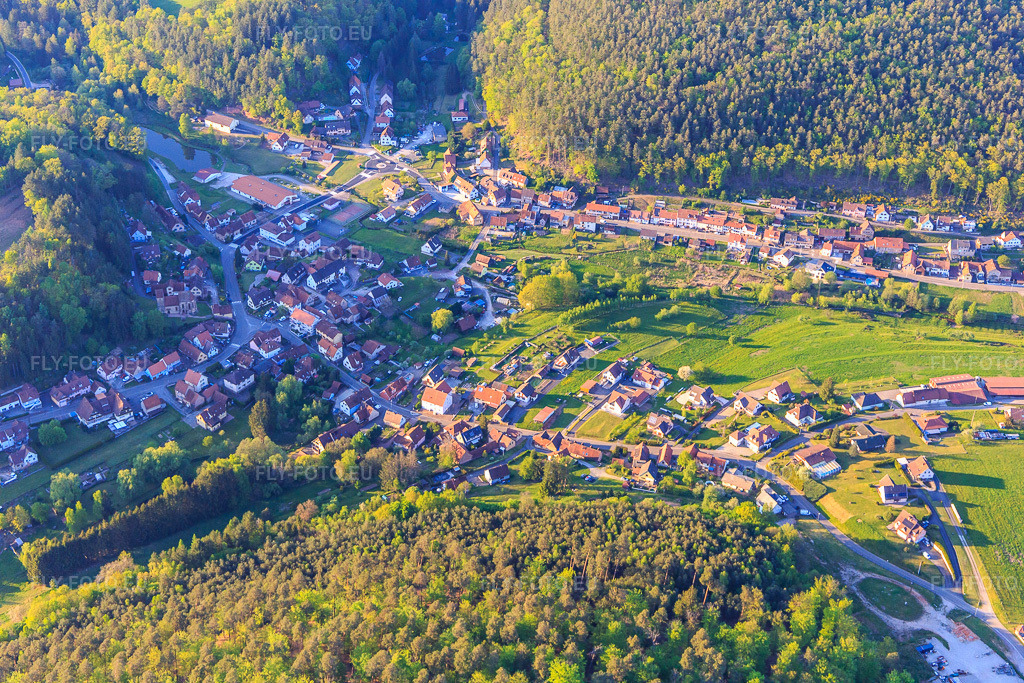 Vue aérienne: Centre du village à Reipertswiller dans le département Bas Rhin, France. Photo: IMG_145799.jpg prise le 30/04/2025 par Werner Riehm/FLY-FOTO.eu – Résolution de l'original: 5472 x 3648 px
