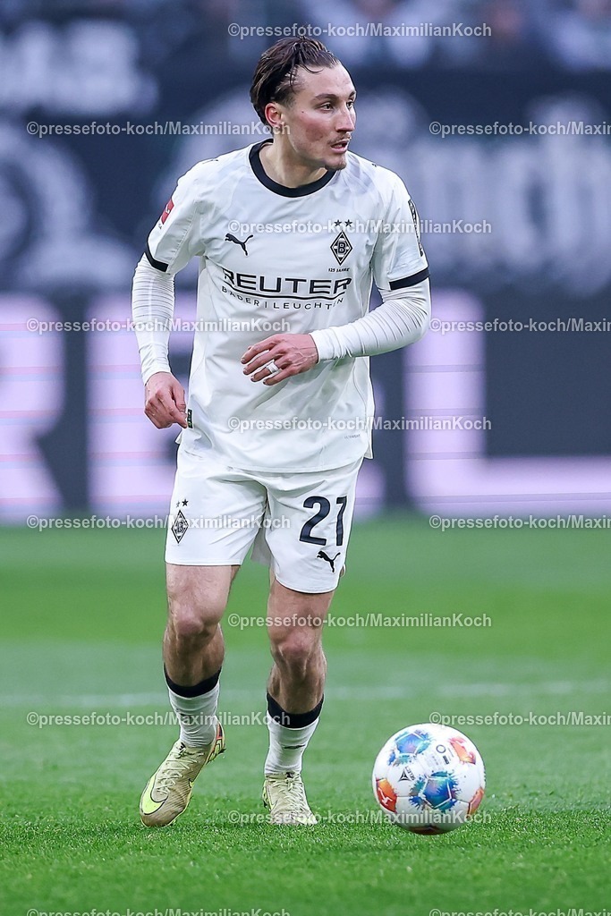 BMG13122502009 | 13.12.2025, Fußball, Borussia Mönchengladbach - VfL Wolfsburg, 1. Fußball Bundesliga, 14.Spieltag, Borussia-Park, Saison 2025 2026: Rocco Reitz&nbsp;(Borussia Mönchengladbach #27)  DFB regulations prohibit any use of photographs as image sequences and or quasi-video.