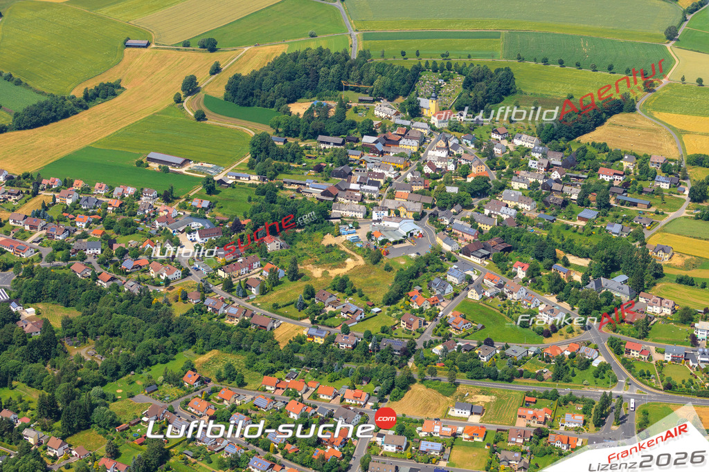 Die Luftaufnahme Schoenbrunn - Wunsiedel wurde vom UL-Flugzeug (keine Drohne) aus fotografiert.Hohe Druck- Auflösung-die Geschenkidee!