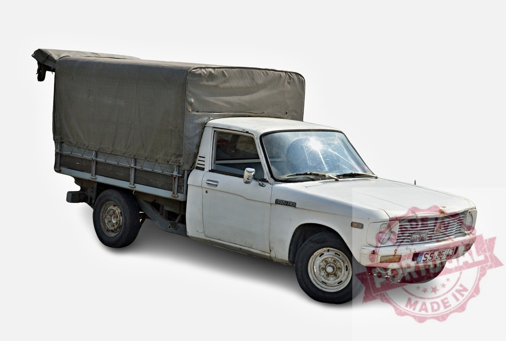 Old white Isuzu KB pickup truck transporting goods | Old white Isuzu KB pickup truck with canvas cover transporting goods is parked on a white background - Realisiert mit Pictrs.com