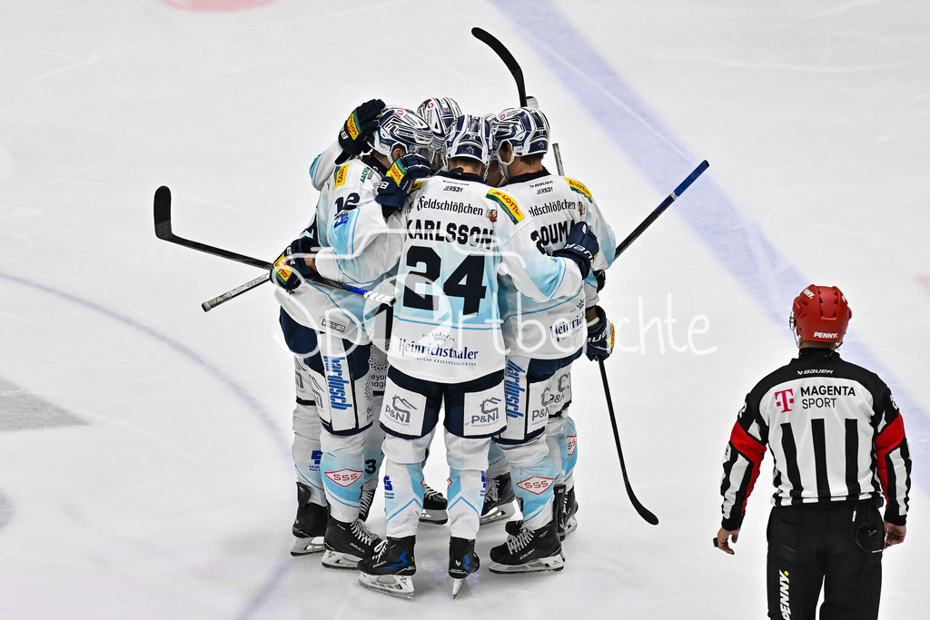 Augsburger Panther - Dresdner Eislöwen | AUGSBURG, GERMANY - 04. DECEMBER: Jubel der Gäste nach dem Treffer zum 1-2 durch Andrew YOGAN (Eislöwen Dresden 12) / Tor / Torschuetze / Freude / Happy / während dem Match zwischen den Augsburger Panthern und den Dresdner Eislöwen am 25 Spieltag der PENNY DEL im Curt Frenzel Stadion