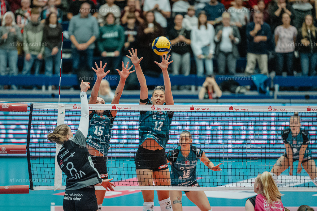 Dresdner SC - Binder Blaubären TSV Flacht, DEKRA 1. Bundesliga Frauen, Volleyball | Im Bild: Block durch Maia Dvoracek (15, Dresdner SC) und Mette Marleen Pfeffer (12, Dresdner SC)24.10.2026, Dresdner SC -  Binder Blaubären TSV Flacht, DEKRA 1. Bundesliga Frauen, Volleyball, Deutschland, Dresden, Cyberport Arena