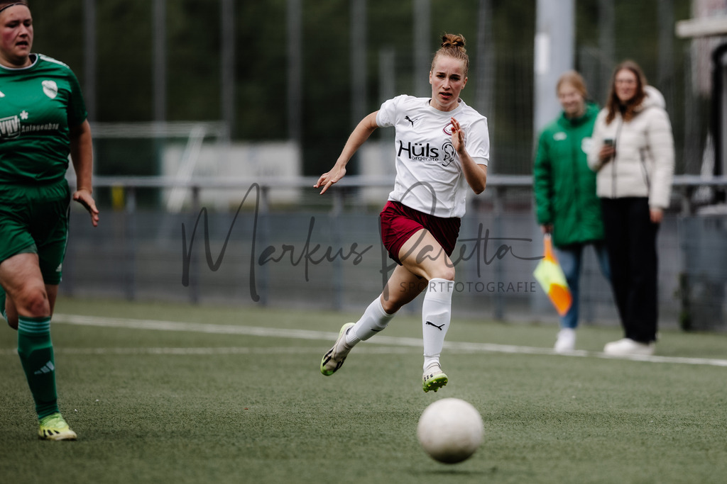 Frauen Bezirksliga, 24. Spieltag, Saison 2024/2025: 1. FC Gievenbeck - SV Teuto Riesenbeck | Frauen Bezirksliga, 24. Spieltag, Saison 2024/2025, 1. FC Gievenbeck empfängt SV Teuto Riesenbeck im Sportpark Gievenbeck in Münster. Foto: sportfotografie.ms | Markus Paletta - Realisiert mit Pictrs.com
