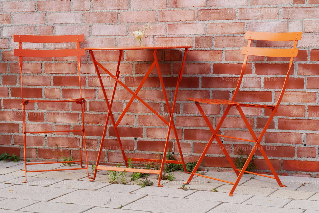 Tisch_mit_2_Stuehlen_orange | Stockfotos, Fotos mit Miniaturfiguren und kreativen Ideen. Dabei auch vieles aus der Metropolregion Rhein-Neckar. 