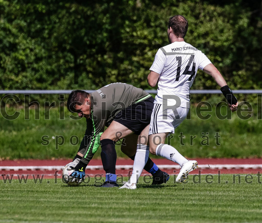 2023-09-02_075_SG_Markt_Schwaben_gegen_TSV_Hohenbrunn | Markt Schwaben, Deutschland, 02.09.2023:
Fußball, Kreisklasse 2023 / 2024, 3. Spieltag, (SG) Markt Schwaben gegen TSV Hohenbrunn, Endergebnis: 2:0

Torwart Calvin Weinert (TSV Hohenbrunn, #1), Andreas Häusler (SG Markt Schwaben, #14)

Foto: Christian Riedel / fotografie-riedel.net