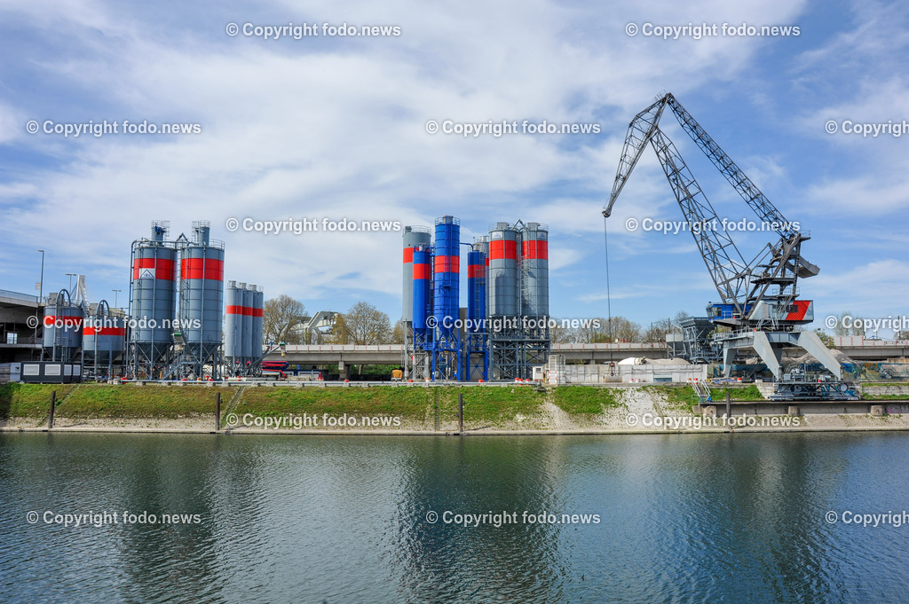 Deutschland_ Baden-Wuerttemberg_ Mannheim_ 12.06.2024-18 | 12.06.2024, Deutschland, GER, Baden-Wuerttemberg, Mannheim, im Bild Stadtansichten, Gebauede, Sehenswuerdigkeiten, Reise, Feature, Travel, Handelshafen, Neckar, Fluß, Schiff, StrassenbhnMannheim liegt unmittelbar im Dreiländereck mit Baden-Württemberg, Rheinland-Pfalz und Hessen. Von seiner rheinland-pfälzischen Schwesterstadt Ludwigshafen am Rhein, mit der es ein zusammenhängendes Stadtgebiet bildet, ist Mannheim durch den Rhein getrennt.Seit 1896 Großstadt, ist Mannheim heute eine bedeutende Industrie- und Handelsstadt, Universitätsstadt und wichtiger Verkehrsknotenpunkt zwischen Frankfurt am Main und StuttgartQuelle: Wikipedia