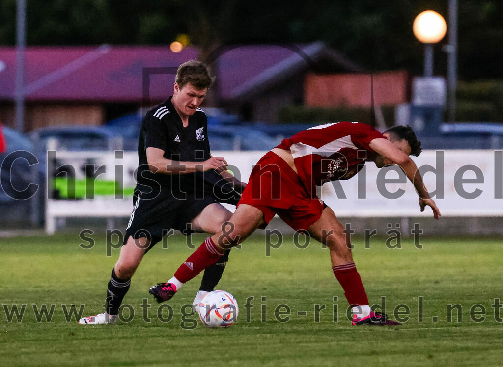 2023-07-20_077_FC_Finsing_gegen_TSV_Wartenberg | Finsing, Deutschland, 20.07.2023:
Fußball, Kreisliga 2023 / 2024, Testspiel, FC Finsing gegen TSV Wartenberg, Endergebnis: 1:0

Fabian Kövener (FC Finsing, #12), Maximilian Härtl (TSV Wartenberg, #10)

Foto: Christian Riedel / fotografie-riedel.net