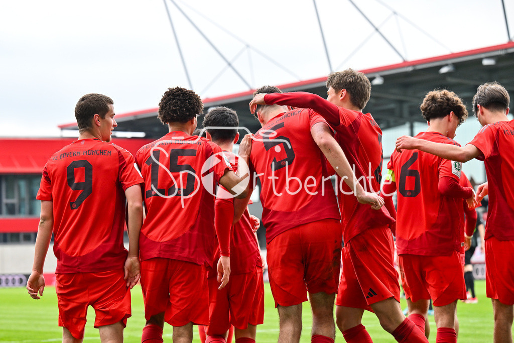 FC Bayern München U19 - VfL Wolfsburg U19 | Jubel der Bayern nach dem Treffer zum 2-0 durch Ljubo PULJIC (FCB #5) / Tor / Torschuetze / Freude / Happy / U19 DFB Nachwuchsliga Endrunde: FC Bayern Muenchen - VfL Wolfsburg, FC Bayern Campus am 26.04.2025