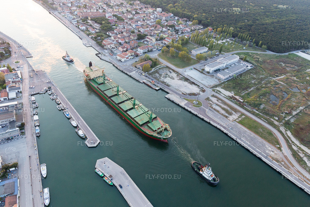 Vue aérienne: Vue de la ville à Porto Corsini dans le département Émilie-Romagne, Italie. Photo: IMG_098518.jpg prise le 05/04/2017 par Werner Riehm/FLY-FOTO.euRésolution de l'original: 5472 x 3648 px