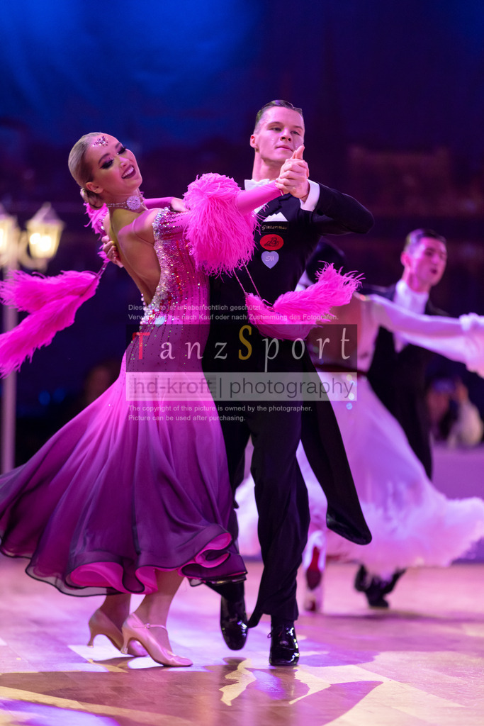 20241215_WDSF_Int_Open_Std-Riga-8933 | Tanzsportbilder, Standardtanz, Lateintanz, WDSF, DTV, LTVB, dancecomp, goc, hessen tanzt, blaues band der spree, walzer, tango, wiener walzer, slowfox, quickstepp, samba, rumba, cha-cha-cha, paso doble. jive, hd-kroft photography, turniertanzsport