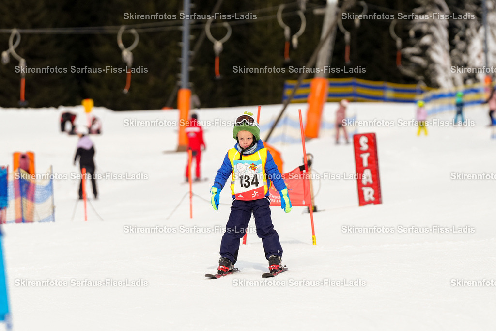 SRF_02.01.2026_0098 | Skirennfotos,Serfaus,Fiss,Ladis,Kinderskirennen,Winter,Tirol,Oberland,skirace,SFL,feelfree,weil wir's genießen,ski,Ski,skifahren,Sonnenplateau, - Realisiert mit Pictrs.com