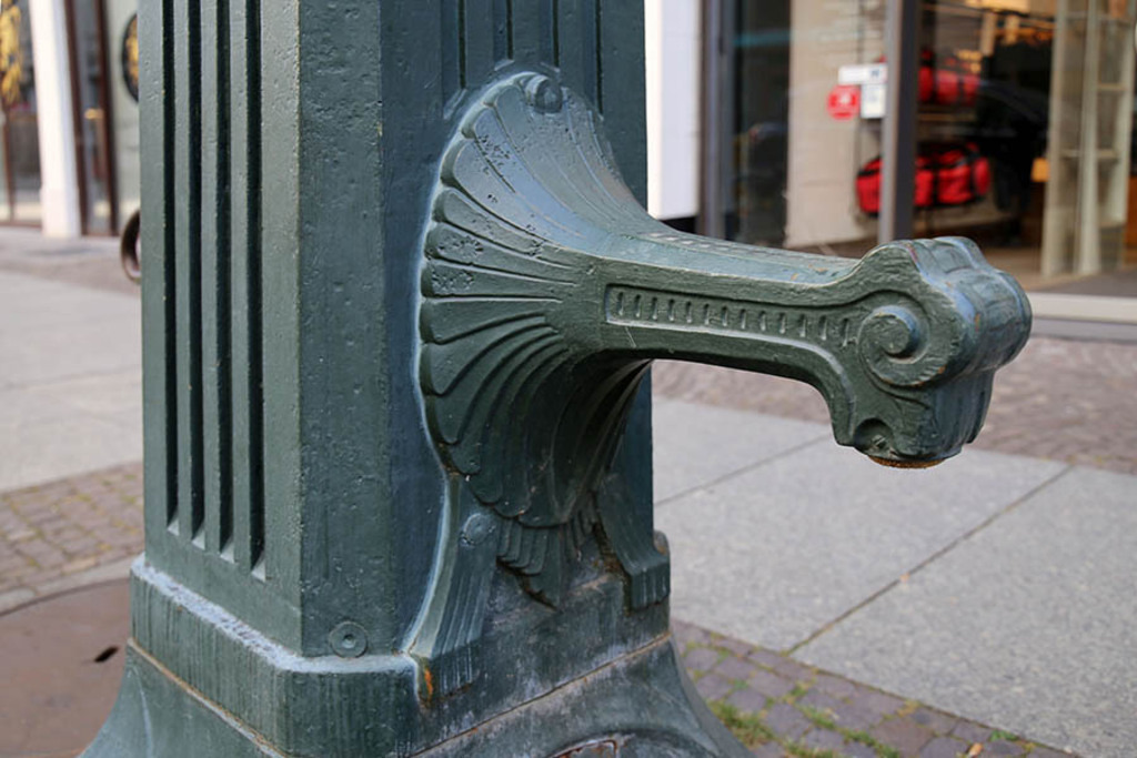 Foto: Leipzig - Handschwengelpumpe - Großer Löwe - Neumarkt 24 | Das Team hinter BILDLEXIKON LEIPZIG bündelt historische wie aktuelle Informationen über die Stadt Leipzig in Text und Bild auf einer Plattform und stellt diese der interessierten Öffentlichkeit zur Verfügung.