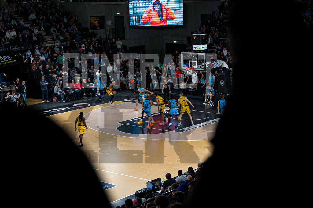 Basketball I Herren I Bundesliga I Saison 2025/2026 I 8. Spieltag I Veolia Towers Hamburg - MHP Riesen Ludwigsburg | Gesamtansicht der Spielfeldhälfte der Veolia Towers Hamburg - Realisiert mit Pictrs.com