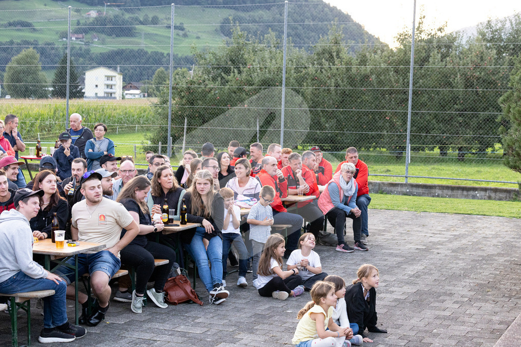 ESAF2025_Empfang_8475 | Die Schwinger des Schwyzer Kantonalen Schwingerverbandes: Fotos, die Dynamik und Leidenschaft festhalten, sowie emotionale Momente aus dem traditionellen Schwingsport zeigen. - Realisiert mit Pictrs.com