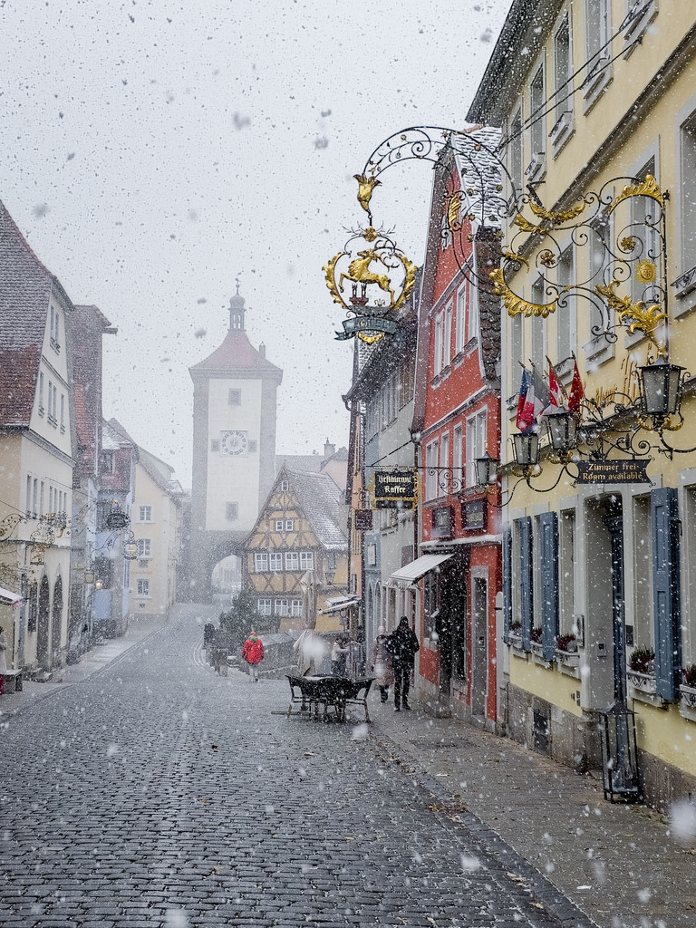 20241122_120452 | Rothenburg ob der Tauber. Nur hier gibt es Exklusive und passend zur Jahreszeit Ihr Wandbild, T-Shirt, Tasse und alles was das Rothenburg Herz begehrt. - Realisiert mit Pictrs.com