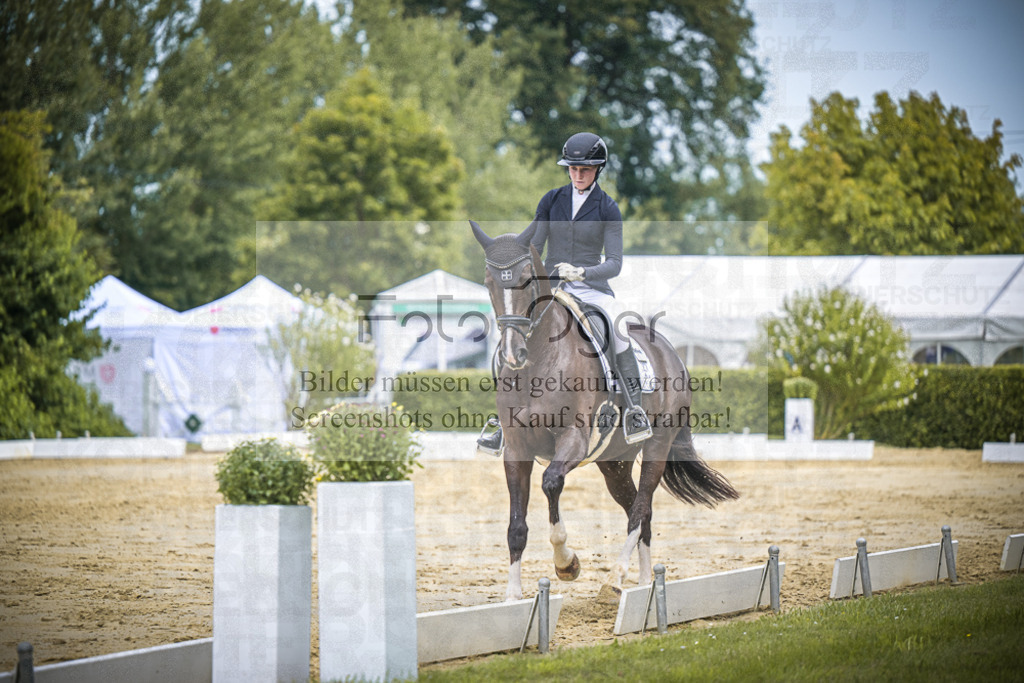 DOS_1821 | Entdecke hochwertige Reitturnierfotos von Foto Oger. Professionell, emotional und authentisch – jetzt Lieblingsmomente im Shop bestellen.Deutschlandweite Turnierfotografie. - Realisiert mit Pictrs.com