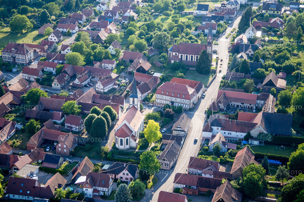 Vue aérienne: Église au centre du village à Kutzenhausen dans le département Bas Rhin, France. Photo: IMG_080222.jpg prise le 05/06/2015 par Werner Riehm/FLY-FOTO.euRésolution de l'original: 4923 x 3282 px