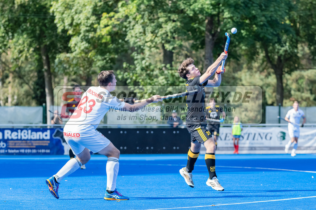 HK_20231001_104879 | 1.Bundesliga Herren Crefelder HTC - Harvestehuder THC am 1.10.2023 CHTC, Krefeld , Boomes Anton ( Crefelder HTC #23 ) , Titus Wx ( Harvestehuder THC #19 )