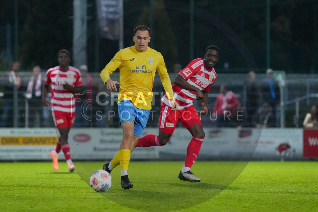 Fußball, Herren, Saison 2025/2026, Testspiel, Freundschaftsspiel, FSV 63 Luckenwalde vs. 1.FC Union Berlin, Mittwoch 08.10.2025, Werner-Seelenbinder-Stadion Luckenwalde, | Fußball, Herren, Saison 2025/2026, Testspiel, Freundschaftsspiel, FSV 63 Luckenwalde vs. 1.FC Union Berlin, Mittwoch 08.10.2025, Werner-Seelenbinder-Stadion Luckenwalde, Im Bild: Simon Gollnack (l. Luckenwalde) und Stanley Nsoki (r. Union) - Realisiert mit Pictrs.com