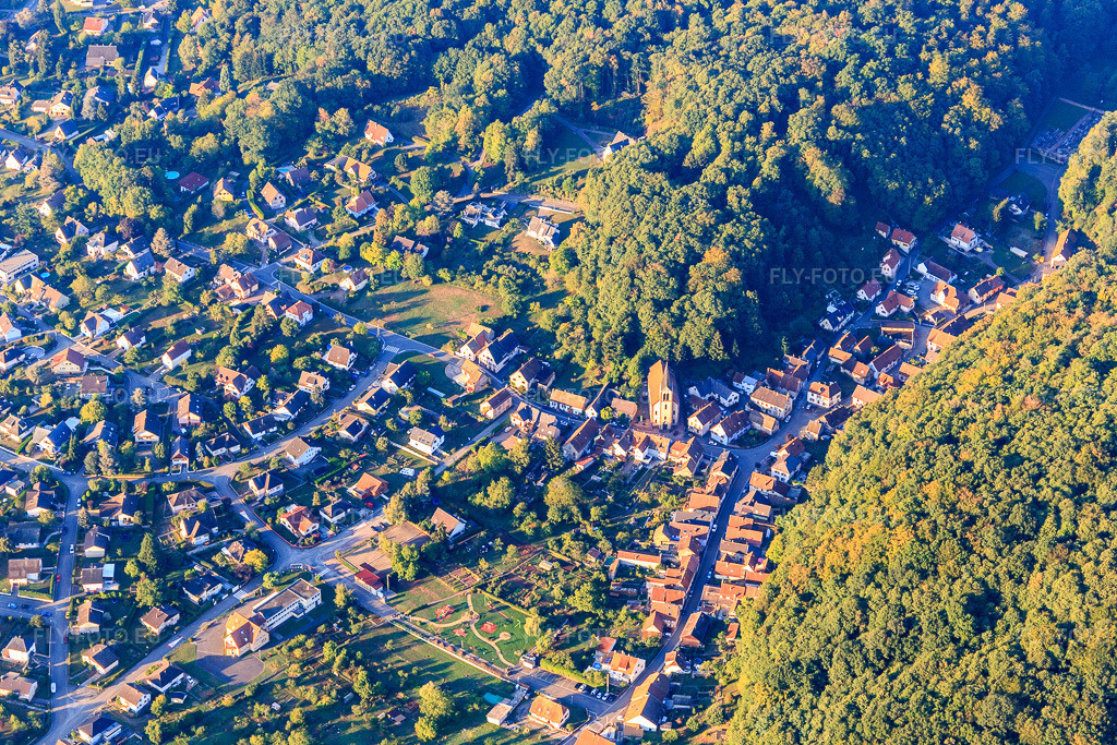 Vue aérienne: Vue d'ensemble du lieu avec Aire de jeu d'Ottersthal depuis l'est à Ottersthal dans le département Bas Rhin, France – .Photo: IMG_111668.jpg prise le 16/09/2018 par Werner Riehm/FLY-FOTO.eu – Résolution de l'original: 5472 x 3648 px