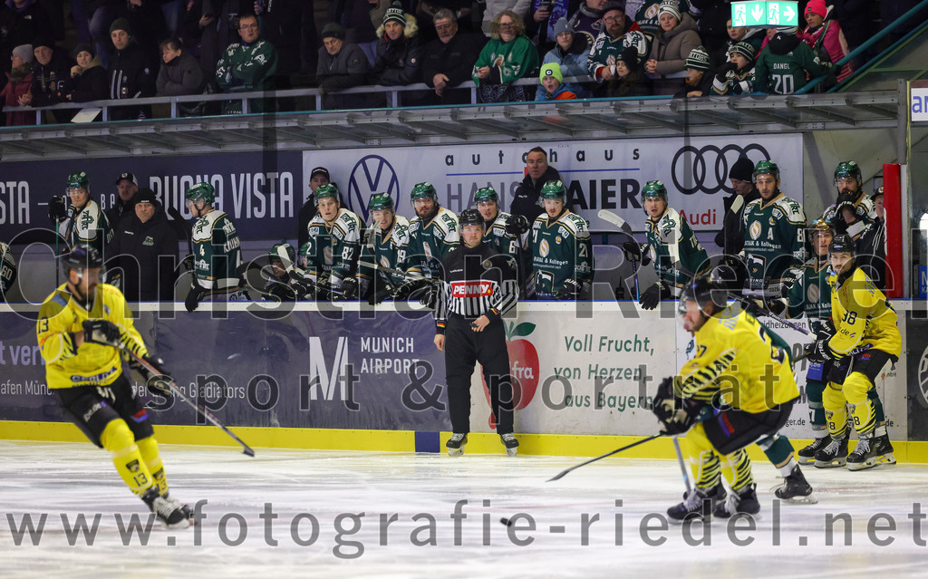 2025-12-28_051_TSV_Erding_gegen_onesto_Tigers_Bayreuth | Erding, Deutschland, 28.12.2025:Eishockey, Oberliga Süd 2025 / 2026, 31. Spieltag, TSV Erding gegen onesto Tigers Bayreuth, Endergebnis: 6:5 n.V.Foto: Christian Riedel / fotografie-riedel.net