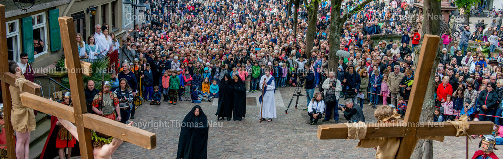 Passionspiel22 | Karfreitagsprozession der italienischen Gemeinde in der Bensheimer Innenstadt, Jesusdarsteller ist Julian Laux, Bild: Thomas Neu