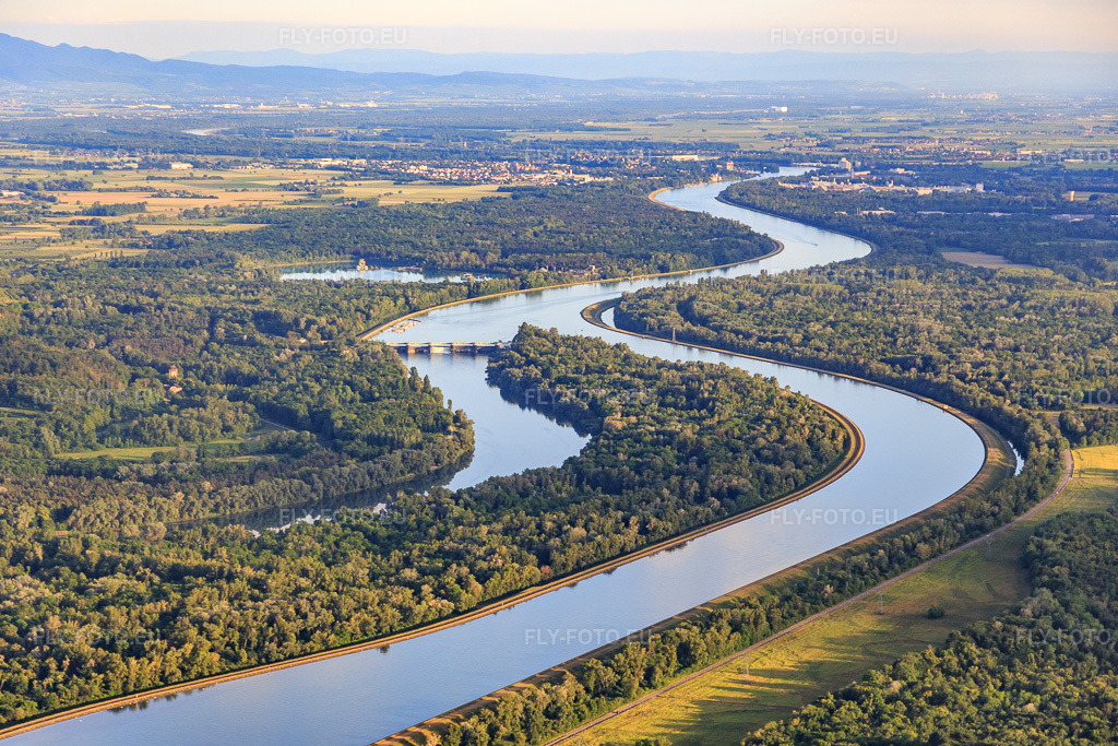 Vue aérienne: L'île du Rhin vue du nord avec le barrage d'EDF de Rhinau à Artzenheim dans le département Haut-Rhin, France. Photo: IMG_147387.jpg prise le 29/05/2025 par Werner Riehm/FLY-FOTO.eu – Résolution de l'original: 5472 x 3648 px