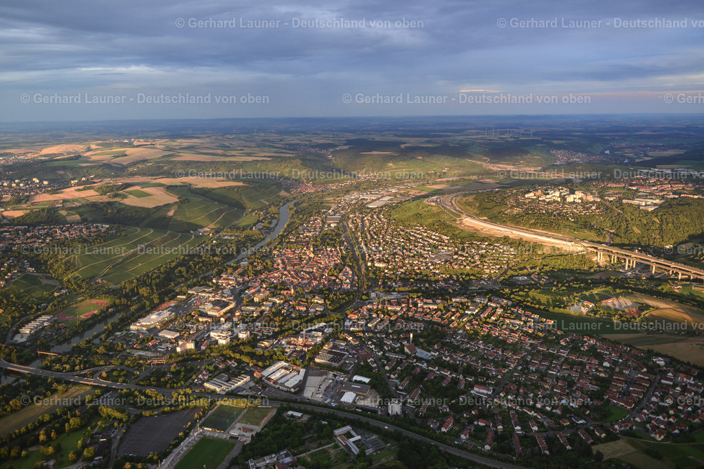 3620231 | Heidingsfeld und Heuchelhof getrennt durch die Autobahn in Fränkischer Landschaft