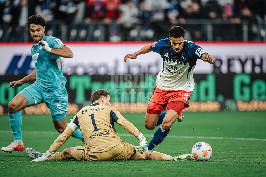Fußball | Männer | Saison 2025/2026 | 1. Fußball-Bundesliga | 31. Spieltag | Hamburger SV vs. TSG Hoffenheim | 25.04.2026 | v.l. Oliver Baumann (#1, TSG Hoffenheim) foult Robert Glatzel (#9, HSV) es gibt Elfmeter