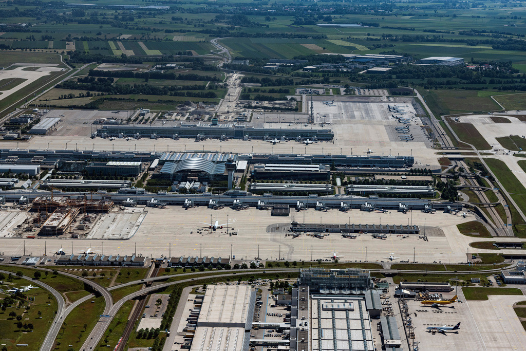 dr__0065481.jpg | MüNCHEN-FLUGHAFEN 15.06.2021 Start- und Landebahnen mit Rollwegen Hangaranlagen und Terminals auf dem Gelände des Flughafen München in München-Flughafen im Bundesland Bayern, Deutschland. Weiterführende Informationen bei: Flughafen München GmbH. // Runway with hangar taxiways and terminals on the grounds of the airport Muenchen in Muenchen-Flughafen in the state Bavaria, Germany. Further information at: Flughafen Muenchen GmbH. Foto: Daniel Reiter