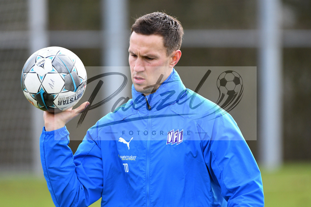 20200221_TRAOSN_0014 | Fussball, Herren: Co-Trainer Tim Danneberg (VfL Osnabrueck) schaut waehrend der Trainingseinheit des VfL Osnabrueck im Sportpark Illoshoehe am 21.02.2020 in Osnabrueck, Deutschland. - Realisiert mit Pictrs.com