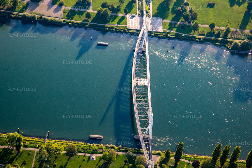 Luftbild: Brücke der zwei Ufer zum Garten der zwei Ufer über den Rhein nach Strasbourg in Kehl im Bundesland Baden-Württemberg in Deutschland. Foto: IMG_137835.jpg vom 18.08.2023 durch Werner Riehm/FLY-FOTO.de