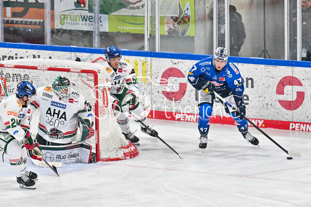 Dresdener Eislöwen - Augsburger Panther | im Duell Ryan BUTTON (Augsburger Panther 55) und Sebastian GORICK (Eislöwen Dresden 47) hinter Michael GARTEIG (Augsburger Panther 34 / DEL: Dresdener Eislöwen - Augsburger Panther; Joynext-Arena am 05.10.2025