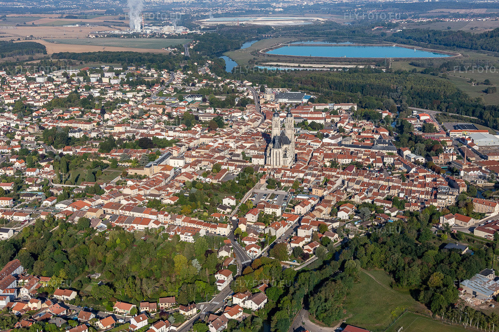 Vue aérienne: Église basilique de Saint-Nicolas-de-Port dans le centre historique du centre-ville à Saint-Nicolas-de-Port dans le département Meurthe et Moselle, France. Photo: IMG_118217.jpg prise le 15/09/2019 par Werner Riehm/FLY-FOTO.euRésolution de l'original: 5373 x 3582 px