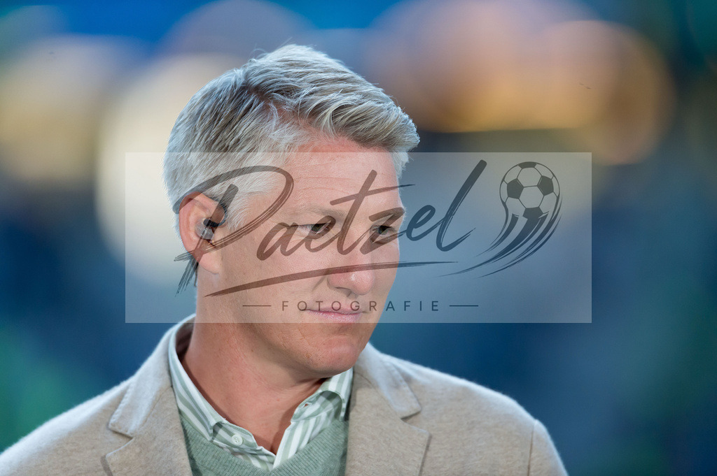 HSVSCF20220419_013 | Fussball, Herren: Bastian Schweinsteiger schaut beim DFB-Pokal-Halbfinalspiel zwischen Hamburger SV und SC Freiburg im Volksparkstadion am 19.04.2022 in Hamburg, Deutschland.DFB / DFL REGULATIONS PROHIBIT ANY USE OF PHOTOGRAPHS AS IMAGE SEQUENCES AND/OR QUASI-VIDEO. - Realisiert mit Pictrs.com