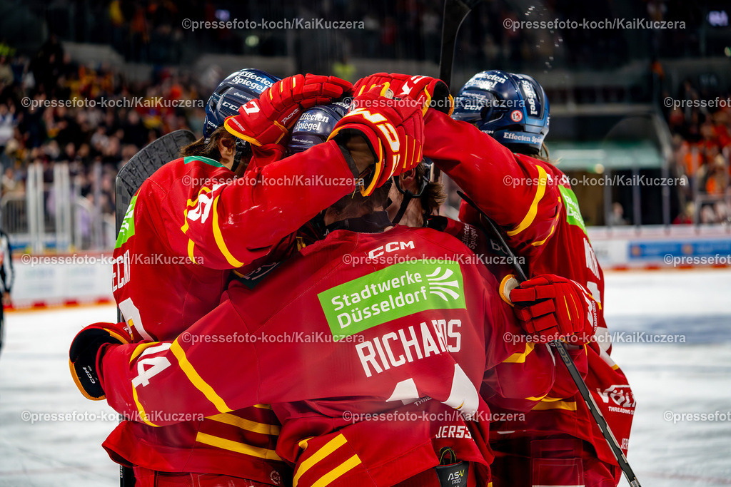 KKU28122401009 | 28.12.2024, xkkux, Düsseldorf, Eishockey, Penny DEL, PSD-BANK Dome, Düsseldorfer EG - Grizzlys Wolfsburg: Torjubel nach dem 1:0 durch Justin Richards (DEG #14)