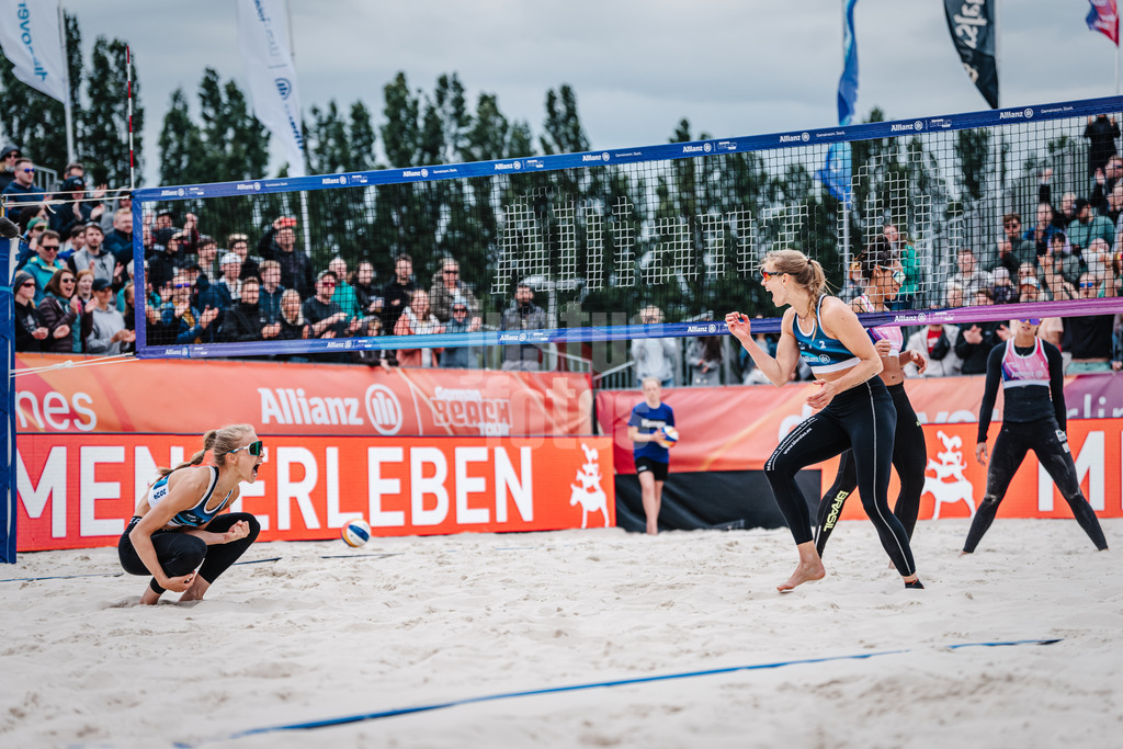 Beachvolleyball | Frauen | German Beach Tour 2024 | Tourstop Bremen | 09.06.2024 | v.l. Paula Schürholz und Kim van de Velde jubeln