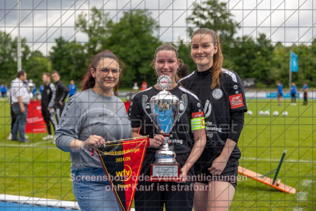 20250529_151621_1970 | #,  SGM Wendlingen-Ötlingen II (blau) vs. 1.FC Donzdorf II (schwarz), Fussball, Frauen-Bezirkspokal Finale Saison 2024/2025, Rasenplatz VfL Stadion Kirchheim, Jesinger Straße 105, 73230 Kirchheim, 29.05.2025 - 13:00 Uhr,Foto: PhotoPeet-Sportfotografie/Peter Harich